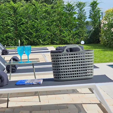Apartment With Pool Casa Bianca Matohanci