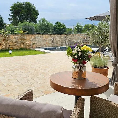 Apartment With Pool Casa Bianca