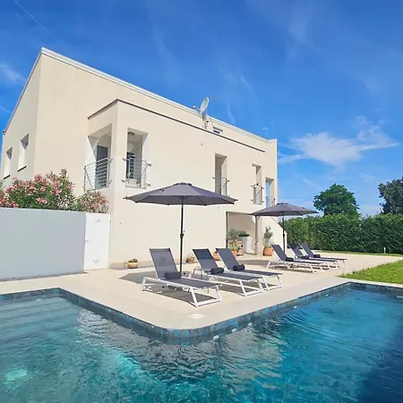 Lägenhet With Pool Casa Bianca