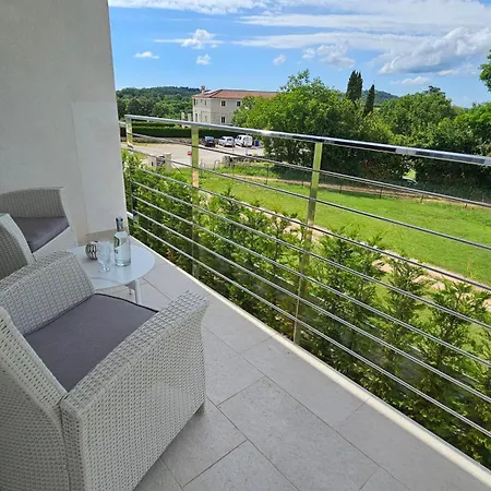 Apartment With Pool Casa Bianca