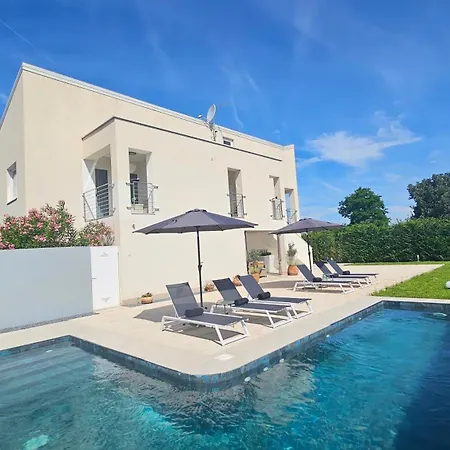 With Pool Casa Bianca Apartmán Matohanci