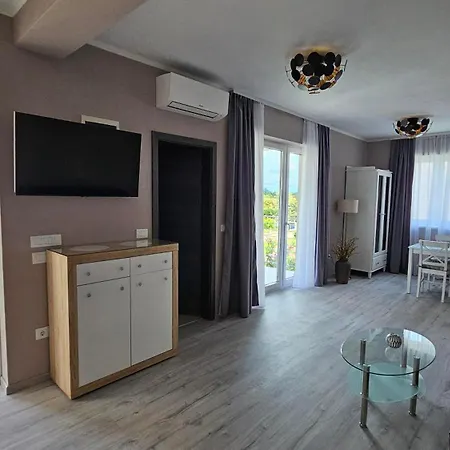 Apartment With Pool Casa Bianca Matohanci