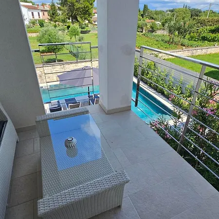 Apartment With Pool Casa Bianca