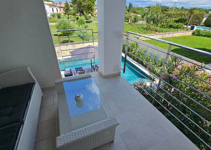 Apartman With Pool Casa Bianca